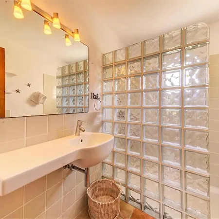 Villa Sleeps 4 Pool Air Con Wifi T400553 *
